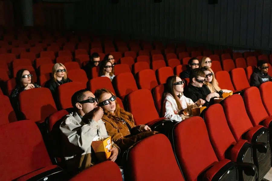 Personas en el cine viendo el estreno de la película de los 4 fantásticos y de Superman